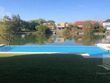 Venta de hermosa casa en Barrio Castores fondo al lago con pileta y 4 dormitorios