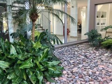 Venta de hermosa casa en Barrio Castores fondo al lago con pileta y 4 dormitorios