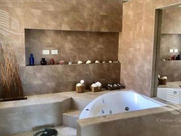 Venta de hermosa casa en Barrio Castores fondo al lago con pileta y 4 dormitorios