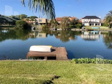 Venta de hermosa casa en Barrio Castores fondo al lago con pileta y 4 dormitorios