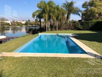 Venta de hermosa casa en Barrio Castores fondo al lago con pileta y 4 dormitorios