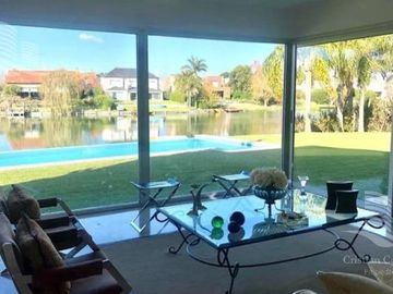 Venta de hermosa casa en Barrio Castores fondo al lago con pileta y 4 dormitorios