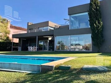 Venta de hermosa casa en Barrio Castores fondo al lago con pileta y 4 dormitorios