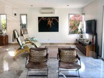 Venta de hermosa casa en Barrio Castores fondo al lago con pileta y 4 dormitorios