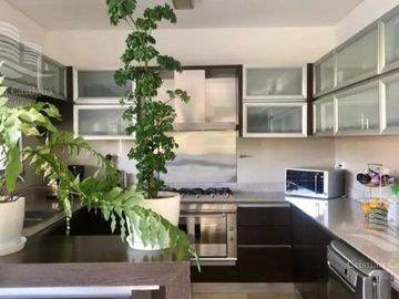 Venta de hermosa casa en Barrio Castores fondo al lago con pileta y 4 dormitorios