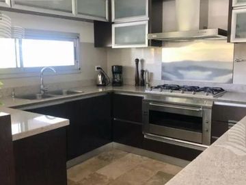 Venta de hermosa casa en Barrio Castores fondo al lago con pileta y 4 dormitorios