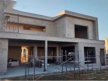 Casa en venta - 4 dormitorios 3 baños - 297mts - Escobar