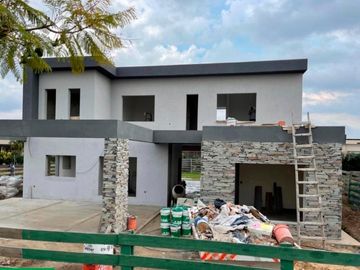 Casa en venta - 4 dormitorios 3 baños - 297mts - Escobar