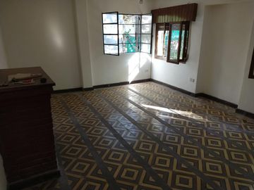 Hermosa Casa-Quinta de 1 Dormitorio en Moreno Lado Norte! Sobre calle Güemes entre Venezuela y Guatemala - Amplio Parque!
