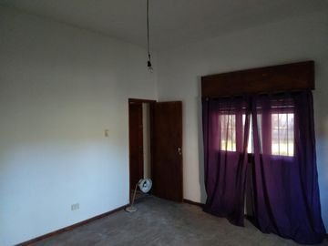 Hermosa Casa-Quinta de 1 Dormitorio en Moreno Lado Norte! Sobre calle Güemes entre Venezuela y Guatemala - Amplio Parque!