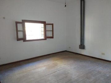Hermosa Casa-Quinta de 1 Dormitorio en Moreno Lado Norte! Sobre calle Güemes entre Venezuela y Guatemala - Amplio Parque!