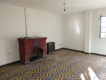 Hermosa Casa-Quinta de 1 Dormitorio en Moreno Lado Norte! Sobre calle Güemes entre Venezuela y Guatemala - Amplio Parque!
