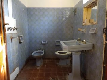 Hermosa Casa-Quinta de 1 Dormitorio en Moreno Lado Norte! Sobre calle Güemes entre Venezuela y Guatemala - Amplio Parque!