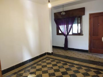 Hermosa Casa-Quinta de 1 Dormitorio en Moreno Lado Norte! Sobre calle Güemes entre Venezuela y Guatemala - Amplio Parque!