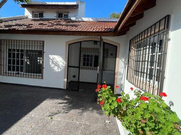 PH de 4 ambientes  con patio y cochera para 3 autos - Wilde