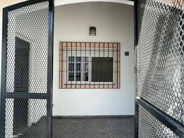 PH de 4 ambientes  con patio y cochera para 3 autos - Wilde