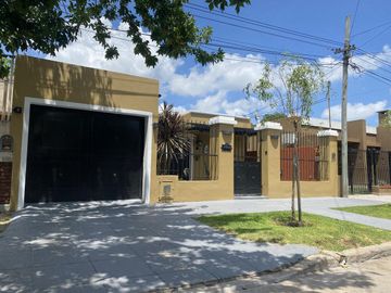VENTA casa 6 ambientes Centro Brandsen