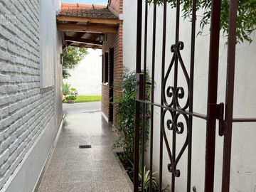 Casa  - En Venta - 4 Ambientes - 295m2 Totales  - Villa Sarmiento