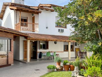 Casa  - En Venta - 4 Ambientes - 295m2 Totales  - Villa Sarmiento