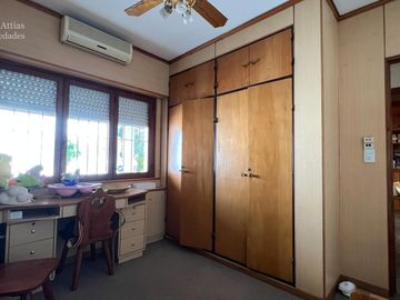 Casa  - En Venta - 4 Ambientes - 295m2 Totales  - Villa Sarmiento