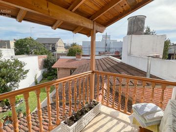 Casa  - En Venta - 4 Ambientes - 295m2 Totales  - Villa Sarmiento