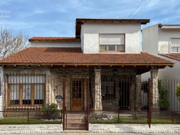 Casa  - En Venta - 4 Ambientes - 295m2 Totales  - Villa Sarmiento