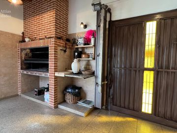 Casa  - En Venta - 4 Ambientes - 295m2 Totales  - Villa Sarmiento