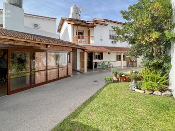 Casa  - En Venta - 4 Ambientes - 295m2 Totales  - Villa Sarmiento