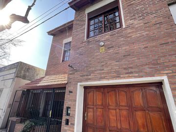 Casa en Venta 2 Dormitorios con Cochera Barrio Arroyito