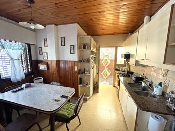 VENTA CHALET 4 AMBIENTES EN VILLA ADELINA