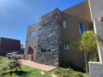 Casa en venta - 3 dormitorios 2 baños - 150mts2  - Miramar