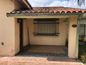 Casa en venta - 2 dormitorios 1 baño - 668mts2 totales - Longchamps