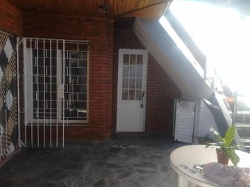 LUJOSA PROPIEDAD EN P.H. EN DOS PLANTAS SIN ESPACIOS COMUNES SOLO PASILLO