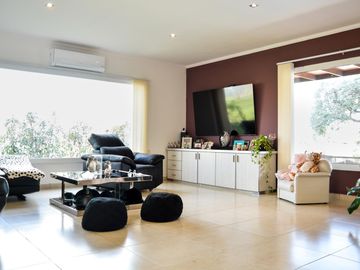 Casa en venta en La Carolina Golf y Country Club , de 3 Dormitorios con Vista al Campo de Golf, Rosario