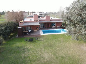 Casa en venta en La Carolina Golf y Country Club , de 3 Dormitorios con Vista al Campo de Golf, Rosario