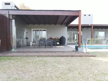Casa en venta en La Carolina Golf y Country Club , de 3 Dormitorios con Vista al Campo de Golf, Rosario