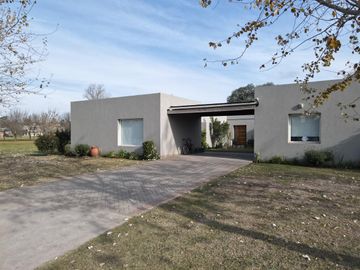 Casa en venta en La Carolina Golf y Country Club , de 3 Dormitorios con Vista al Campo de Golf, Rosario