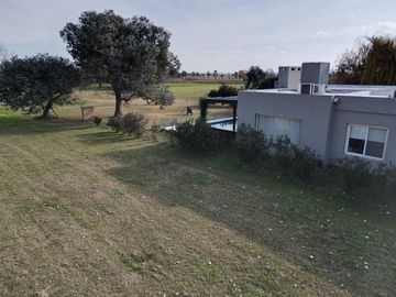 Casa en venta en La Carolina Golf y Country Club , de 3 Dormitorios con Vista al Campo de Golf, Rosario