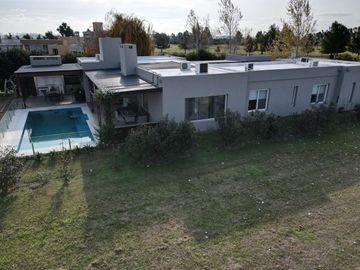 Casa en venta en La Carolina Golf y Country Club , de 3 Dormitorios con Vista al Campo de Golf, Rosario
