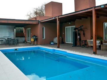 Casa en venta en La Carolina Golf y Country Club , de 3 Dormitorios con Vista al Campo de Golf, Rosario