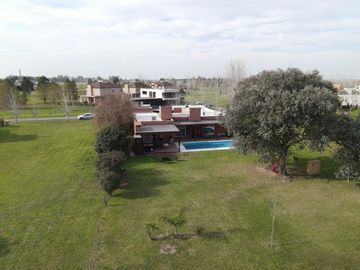 Casa en venta en La Carolina Golf y Country Club , de 3 Dormitorios con Vista al Campo de Golf, Rosario