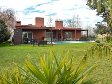Casa en venta en La Carolina Golf y Country Club , de 3 Dormitorios con Vista al Campo de Golf, Rosario