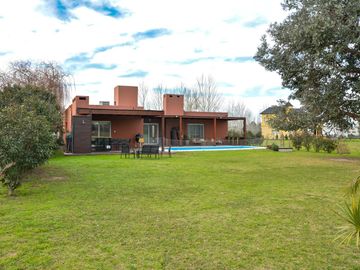 Casa en venta en La Carolina Golf y Country Club , de 3 Dormitorios con Vista al Campo de Golf, Rosario