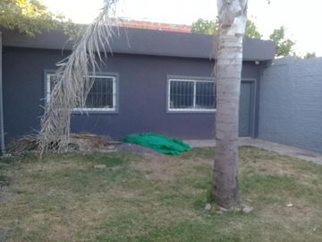 Casa en venta - 3 Dormitorios 2 Baños - Cocheras - 415Mts2 - Glew, Almirante Brown