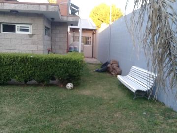 Casa en venta - 3 Dormitorios 2 Baños - Cocheras - 415Mts2 - Glew, Almirante Brown