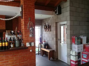 Casa en venta - 3 Dormitorios 2 Baños - Cocheras - 415Mts2 - Glew, Almirante Brown