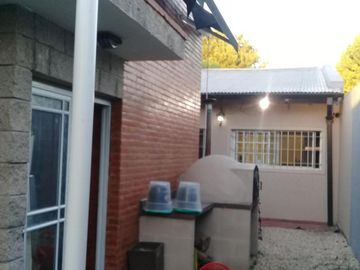 Casa en venta - 3 Dormitorios 2 Baños - Cocheras - 415Mts2 - Glew, Almirante Brown