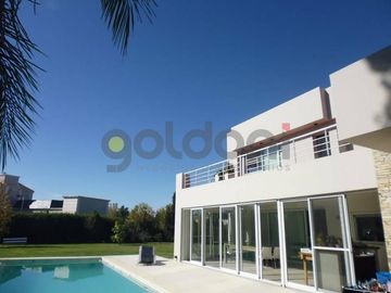 Imponente Propiedad sobre 2 lotes con Piscina en Fincas Dos