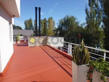 Imponente Propiedad sobre 2 lotes con Piscina en Fincas Dos