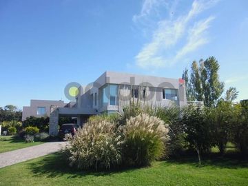 Imponente Propiedad sobre 2 lotes con Piscina en Fincas Dos